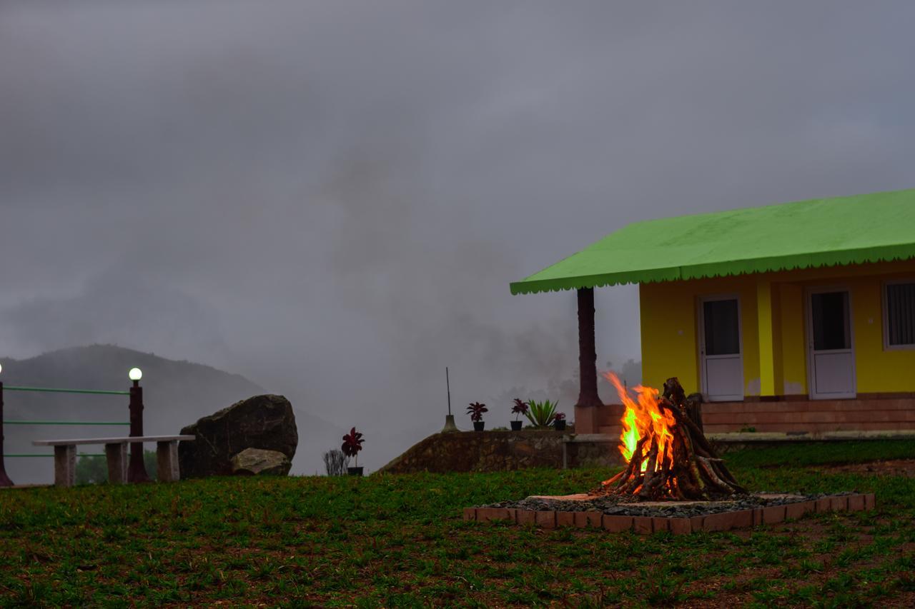 Misty Hill Hotel Pirmed Luaran gambar